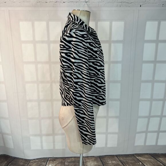 🔥🔥5 for $25🔥🔥 Industry Black White Collared Zebra Print Long Sleeve Knit Top - Picture 4 of 10